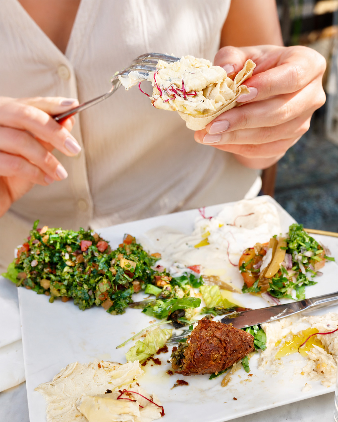 Assortiment de mezzés libanais servi chez C Beyrouth