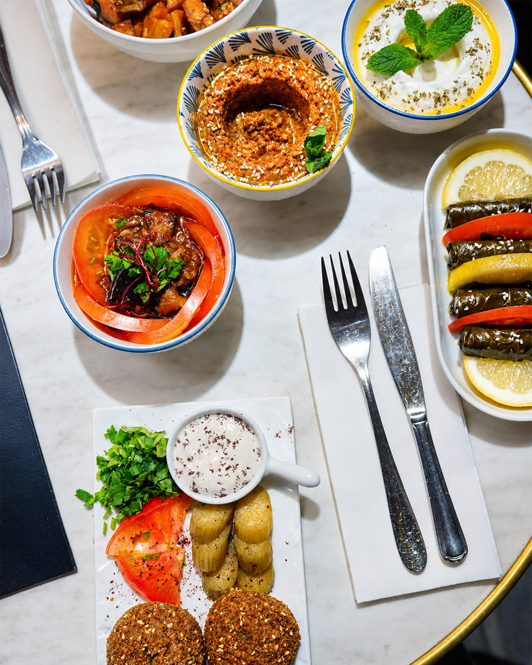 Table de mezzés libanais, houmous et feuilles de vigne